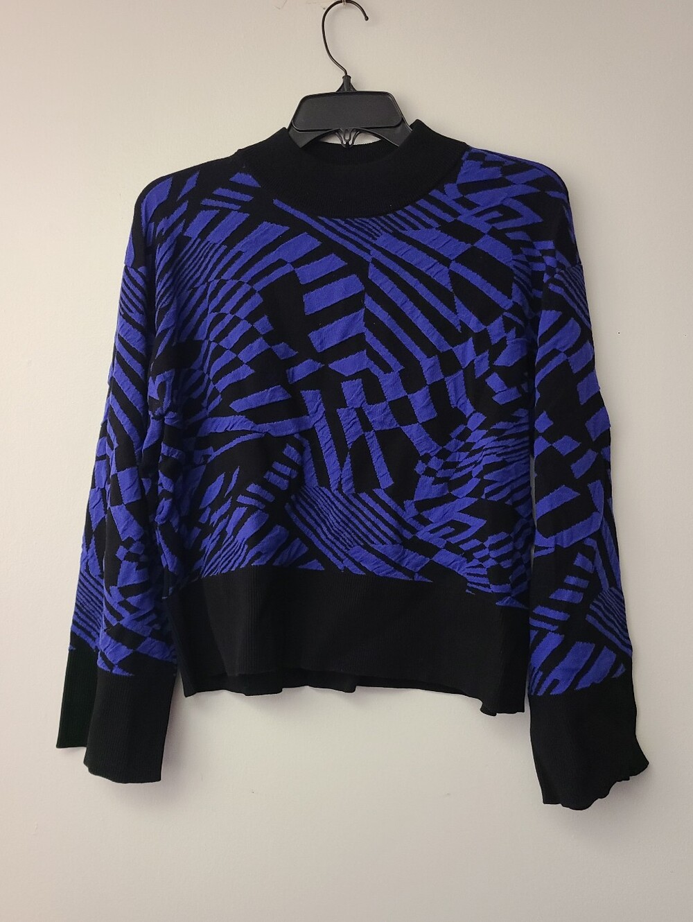 YAS Black & Blue Abstract Knit Sweater Top Womens Size Medium